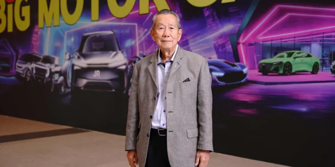 นายจรวย ขันมณี ประธานกรรมการบริหาร ยานยนต์สแควร์ กรุ๊ป ยืนหน้าฉาก BIG MOTOR SALE