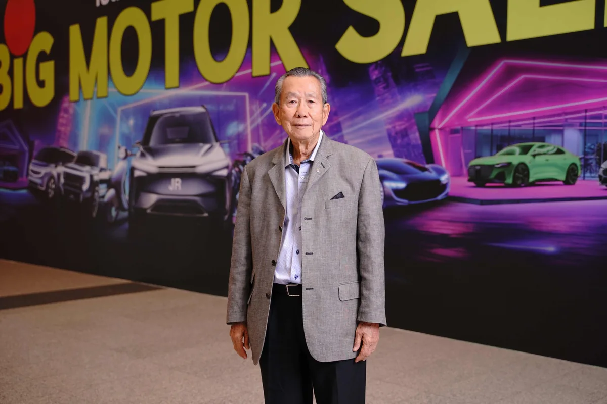 จรวย ขันมณี ผู้บริหาร BIG MOTOR SALE นายจรวย ขันมณี ประธานกรรมการบริหาร ยานยนต์สแควร์ กรุ๊ป ยืนหน้าฉาก BIG MOTOR SALE
