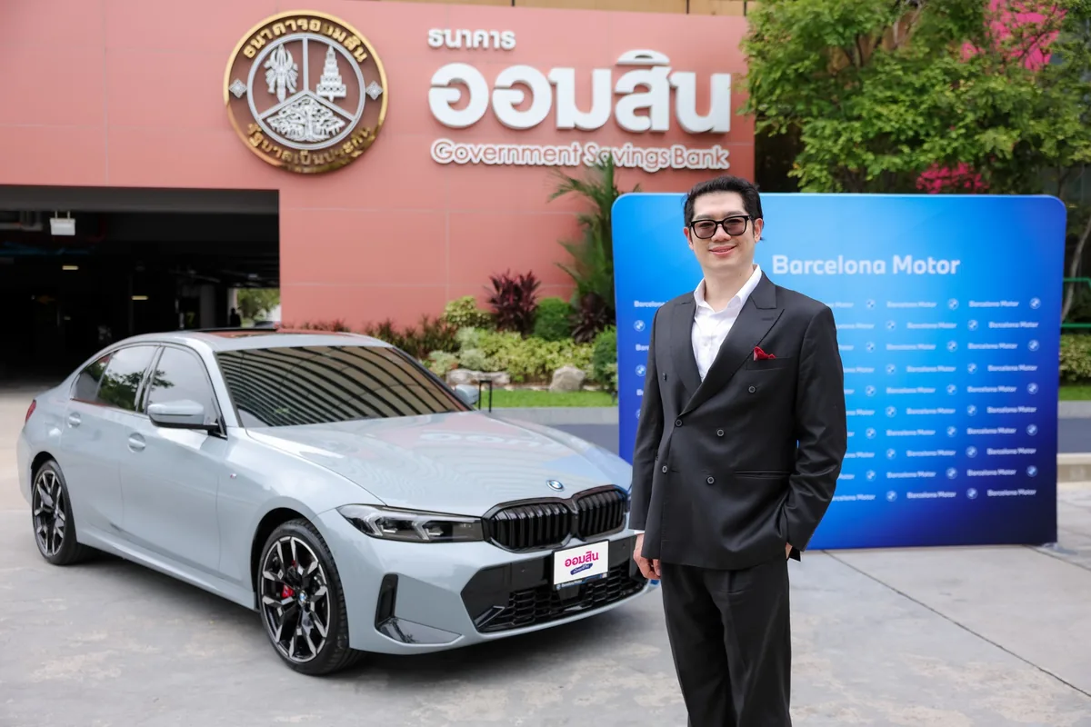 นายกวิน ลีนุตพงษ์ ผู้อำนวยการฝ่ายขายและการตลาด บาร์เซโลนา มอเตอร์ ผู้แทนบาร์เซโลนา มอเตอร์ ยืนคู่กับ BMW 330e M Sport หน้าอาคารธนาคารออมสิน