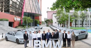 ผู้แทนจาก BMW บาร์เซโลนา มอเตอร์ และธนาคารออมสิน ถ่ายภาพร่วมกันพร้อม BMW 330e M Sport ในพิธีส่งมอบ