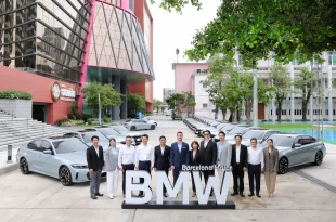 ผู้แทนจาก BMW บาร์เซโลนา มอเตอร์ และธนาคารออมสิน ถ่ายภาพร่วมกันพร้อม BMW 330e M Sport ในพิธีส่งมอบ