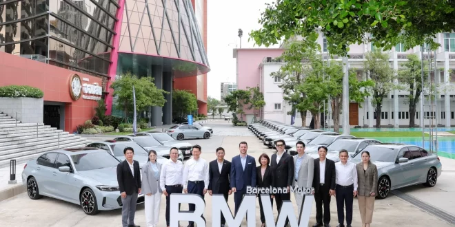 ผู้แทนจาก BMW บาร์เซโลนา มอเตอร์ และธนาคารออมสิน ถ่ายภาพร่วมกันพร้อม BMW 330e M Sport ในพิธีส่งมอบ