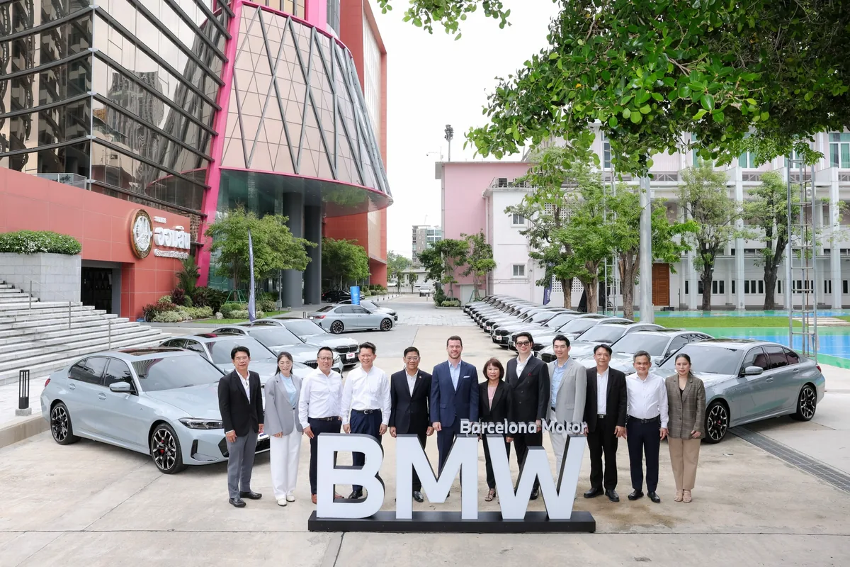 พิธีส่งมอบ BMW 330e M Sport ให้ออมสิน ผู้แทนจาก BMW บาร์เซโลนา มอเตอร์ และธนาคารออมสิน ถ่ายภาพร่วมกันพร้อม BMW 330e M Sport ในพิธีส่งมอบ