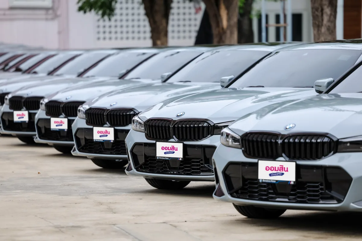 BMW 330e M Sport สำหรับออมสิน BMW 330e M Sport จอดเรียงกันสำหรับการส่งมอบให้ธนาคารออมสิน
