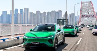 CHANGAN NEVO Q06 สีเขียวขับเป็นขบวนบนถนน