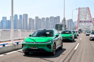 CHANGAN NEVO Q06 สีเขียวขับเป็นขบวนบนถนน