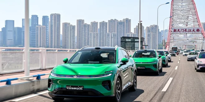 CHANGAN NEVO Q06 สีเขียวขับเป็นขบวนบนถนน