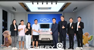 บุคคลหลายคนถ่ายภาพร่วมกับ Chery Q ในพื้นที่ส่งมอบรถใหม่