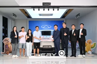 บุคคลหลายคนถ่ายภาพร่วมกับ Chery Q ในพื้นที่ส่งมอบรถใหม่