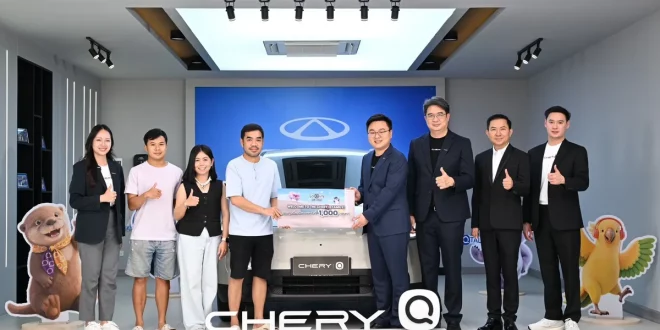 บุคคลหลายคนถ่ายภาพร่วมกับ Chery Q ในพื้นที่ส่งมอบรถใหม่