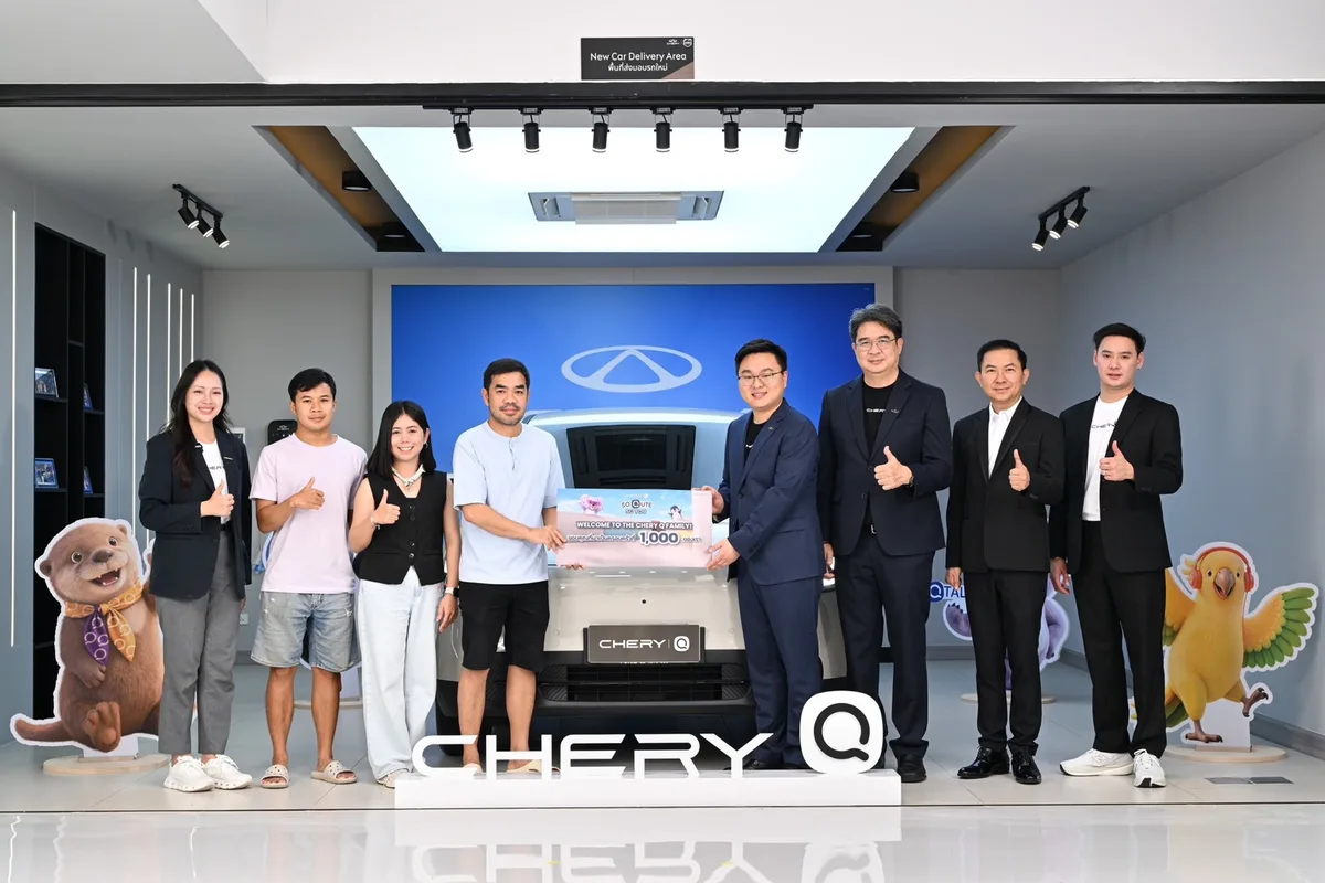 Chery Q ส่งมอบรถใหม่แบบหมู่ บุคคลหลายคนถ่ายภาพร่วมกับ Chery Q ในพื้นที่ส่งมอบรถใหม่