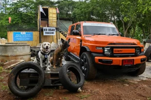 Chery V23 จอดร่วมกับสุนัข K9 สองตัวในพื้นที่ K9 USAR Thailand