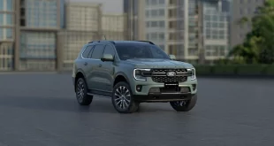 Ford Everest Platinum V6 มุมหน้าเฉียงจอดอยู่กลางลานหน้าอาคาร