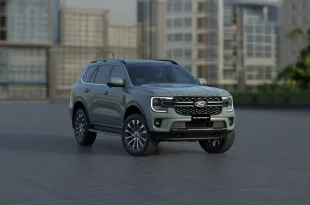 Ford Everest Platinum V6 มุมหน้าเฉียงจอดอยู่กลางลานหน้าอาคาร