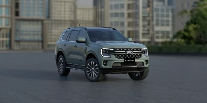 Ford Everest Platinum V6 มุมหน้าเฉียงจอดอยู่กลางลานหน้าอาคาร