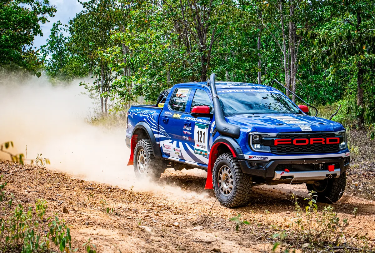 Ford Ranger Raptor ใน AXCR 2026 รถแข่ง Ford Ranger Raptor หมายเลข 121 ในการแข่งขัน AXCR 2026 บนเส้นทางออฟโรด