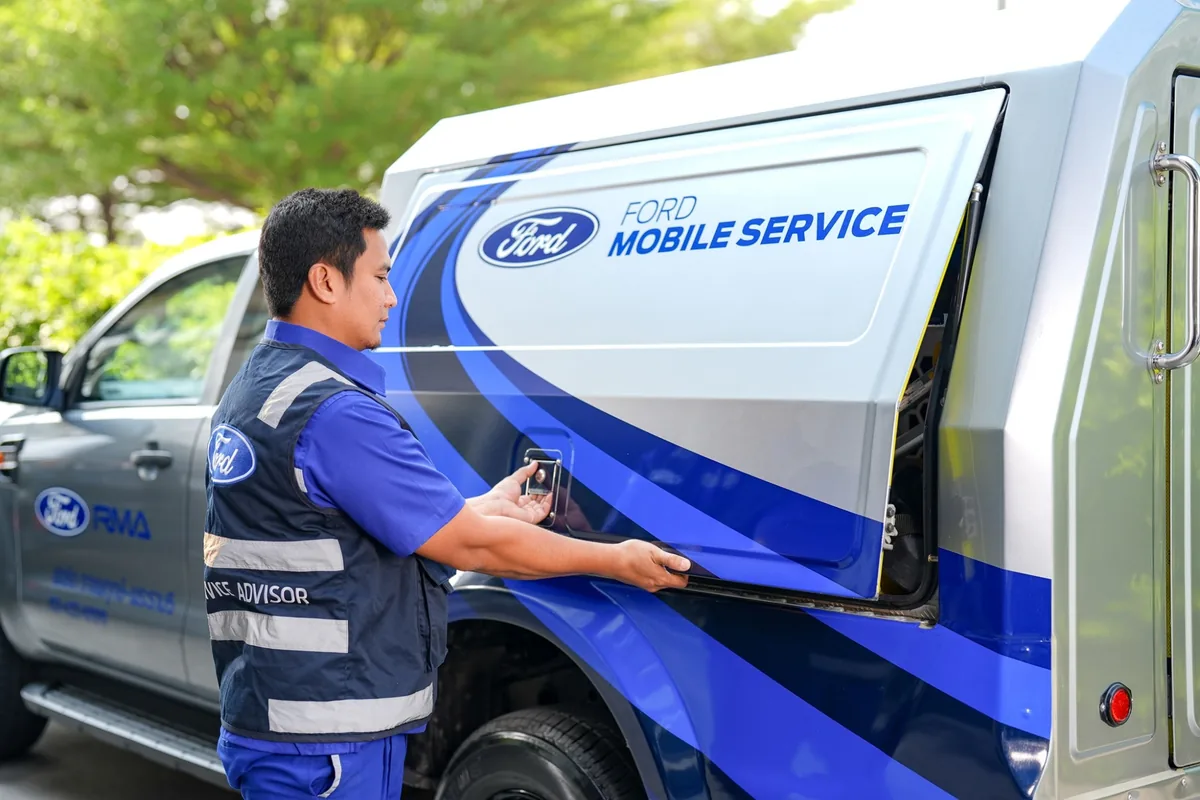 บริการ Ford Mobile Service เจ้าหน้าที่ฟอร์ดเปิดช่องอุปกรณ์ของรถ Ford Mobile Service