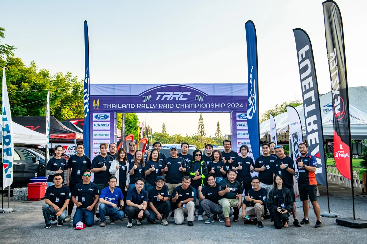 กิจกรรม Raptor Track Experience ที่โคราช กลุ่มผู้เข้าร่วมกิจกรรม Raptor Track Experience ที่โคราชถ่ายภาพร่วมกัน