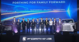 กลุ่มบุคคลร่วมถ่ายภาพบนเวที FORTHING Brand Launch Event ระหว่างรถ FORTHING สองคัน