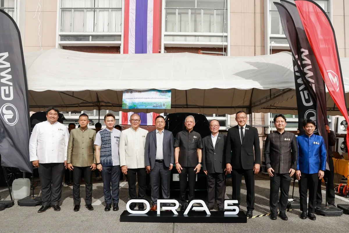 GWM ORA 5 กับภาพถ่ายหมู่ในกิจกรรม EV Ready ผู้ร่วมงาน GWM ถ่ายภาพร่วมกันหน้า GWM ORA 5 ภายในกิจกรรม EV Ready ตรวจฟรี ขับชัวร์
