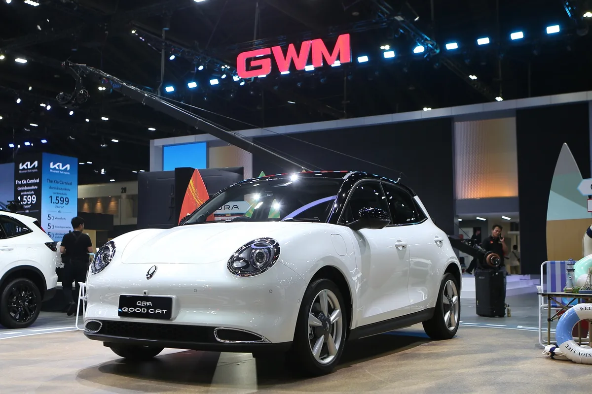GWM ORA Good Cat สีขาว มุมด้านหน้า GWM ORA Good Cat สีขาว มุมด้านหน้าเฉียง จัดแสดงภายในบูธ GWM