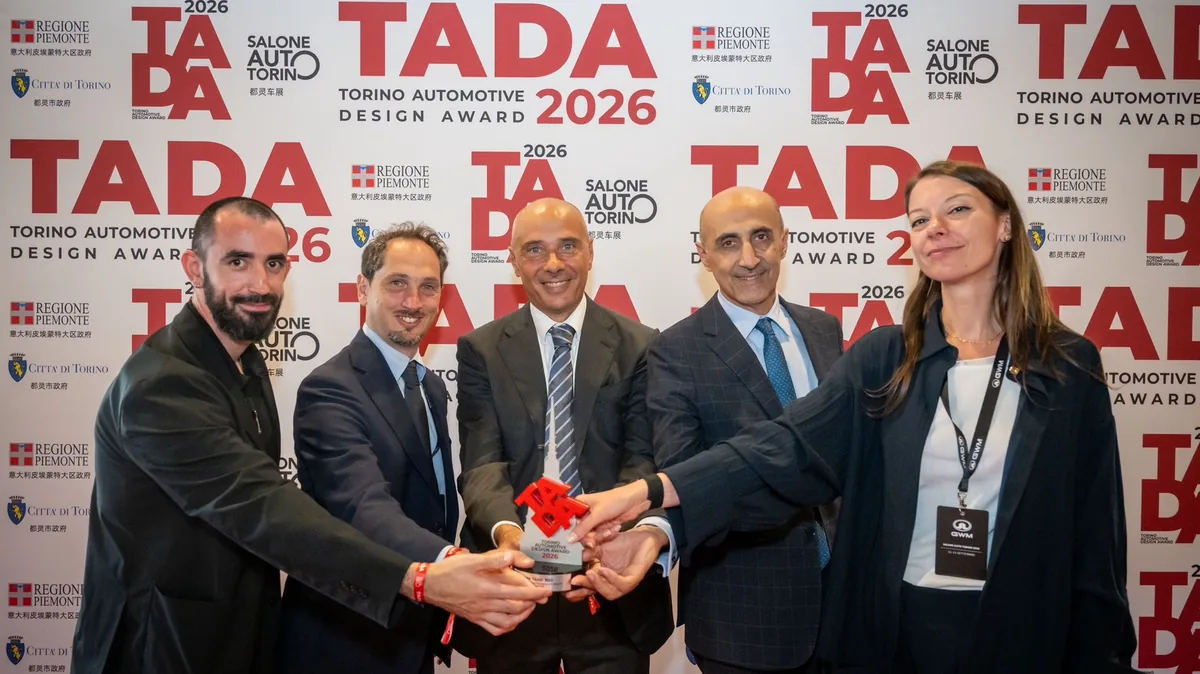 GWM รับรางวัล Torino Automotive Design Award 2026 ผู้แทน GWM ถ่ายภาพร่วมกับถ้วยรางวัลบนเวที Torino Automotive Design Award 2026