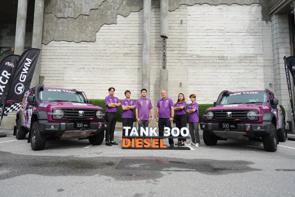 ทีม GWM กับรถแข่ง TANK 300 ทีมงานยืนระหว่างรถแข่ง GWM TANK 300 DIESEL สองคันในกิจกรรม AXCR 2026