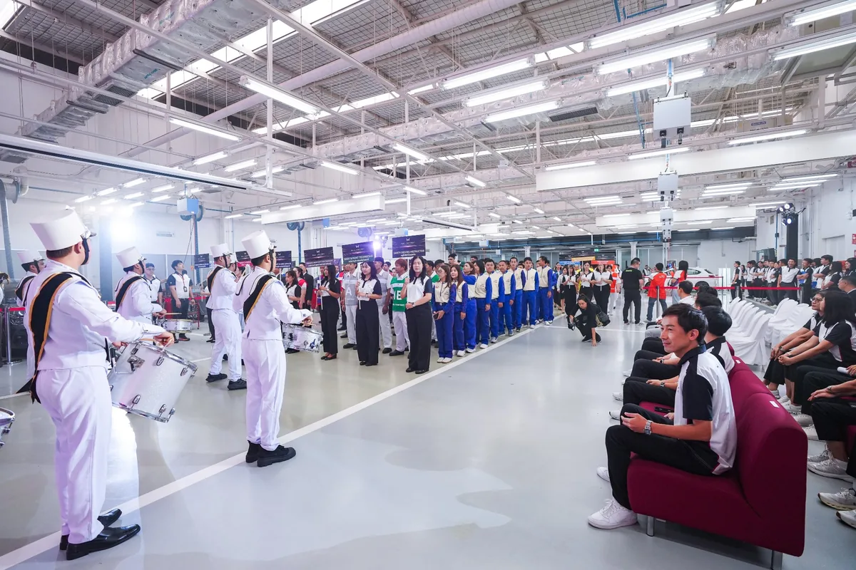 บรรยากาศงาน Honda Skill Contest 2026 บรรยากาศภายในงาน Honda Skill Contest 2026 มีผู้เข้าร่วมยืนเรียงแถวและผู้ชมในพื้นที่จัดกิจกรรม