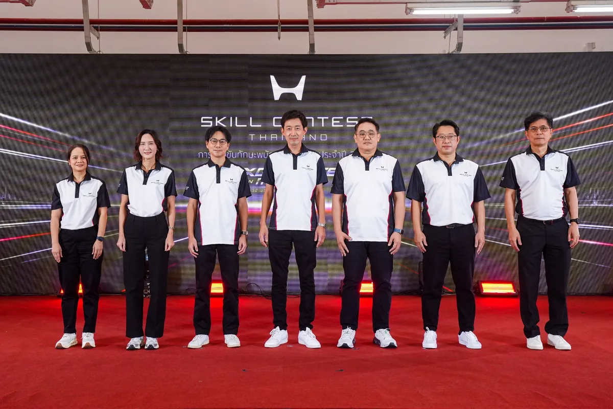 ภาพหมู่บนเวที Honda Skill Contest กลุ่มบุคคลยืนถ่ายภาพบนเวทีหน้าแบ็กดรอป Honda Skill Contest Thailand