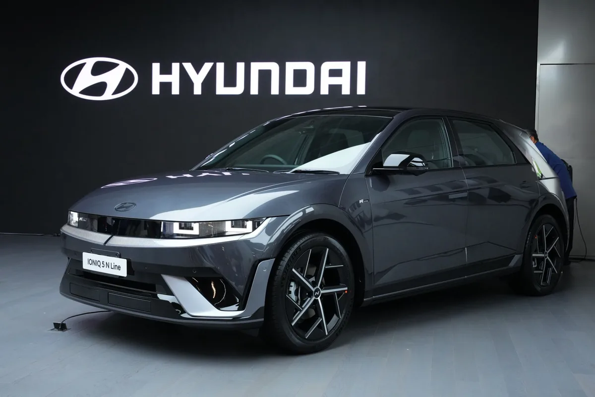 The new 2026 IONIQ 5 N Line The new 2026 IONIQ 5 N Line จัดแสดงในมุมด้านหน้าสามส่วน พร้อมโลโก้ Hyundai ด้านหลัง