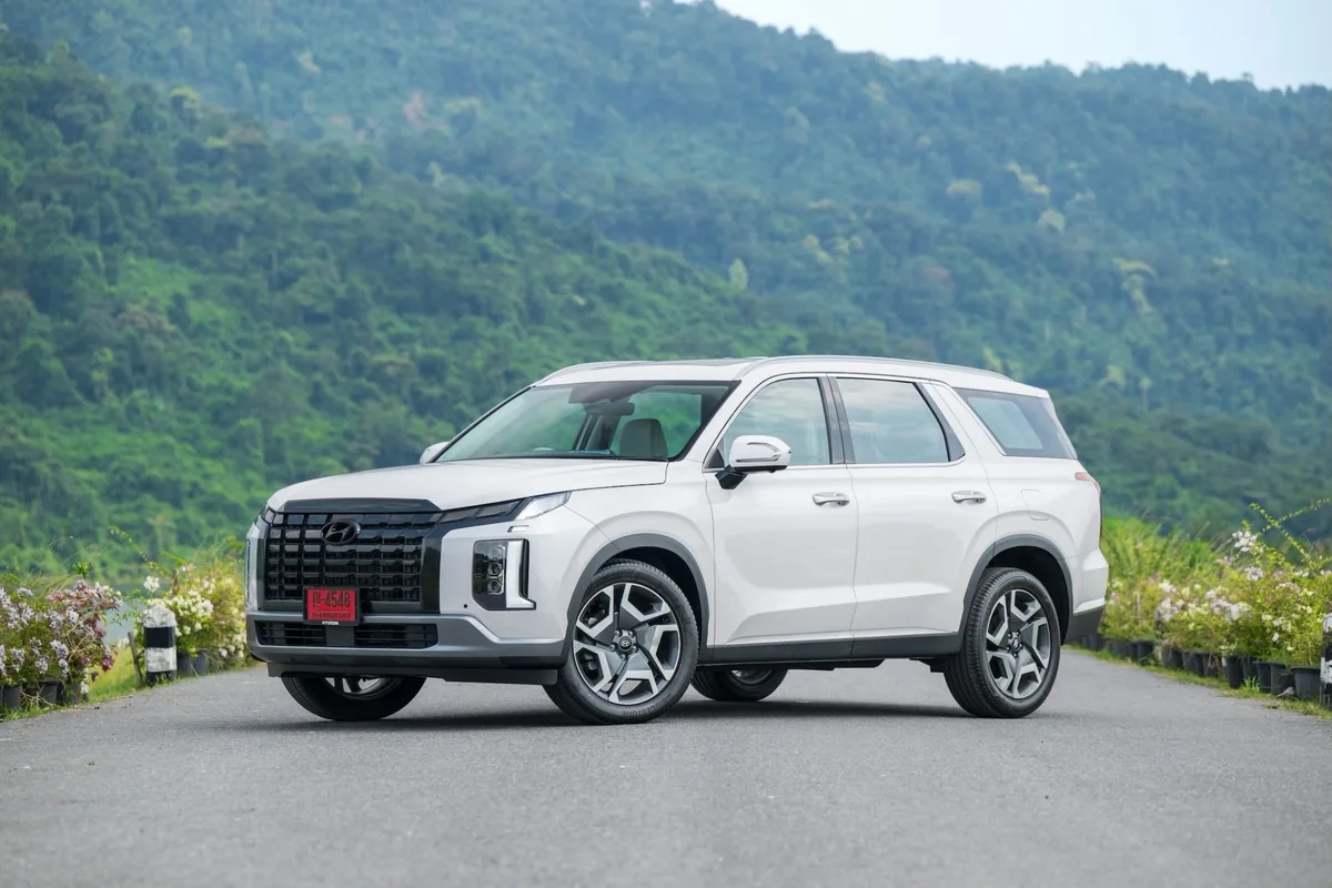 Hyundai PALISADE Hyundai PALISADE สีขาว มุมด้านหน้าสามส่วน พร้อมฉากภูเขาด้านหลัง