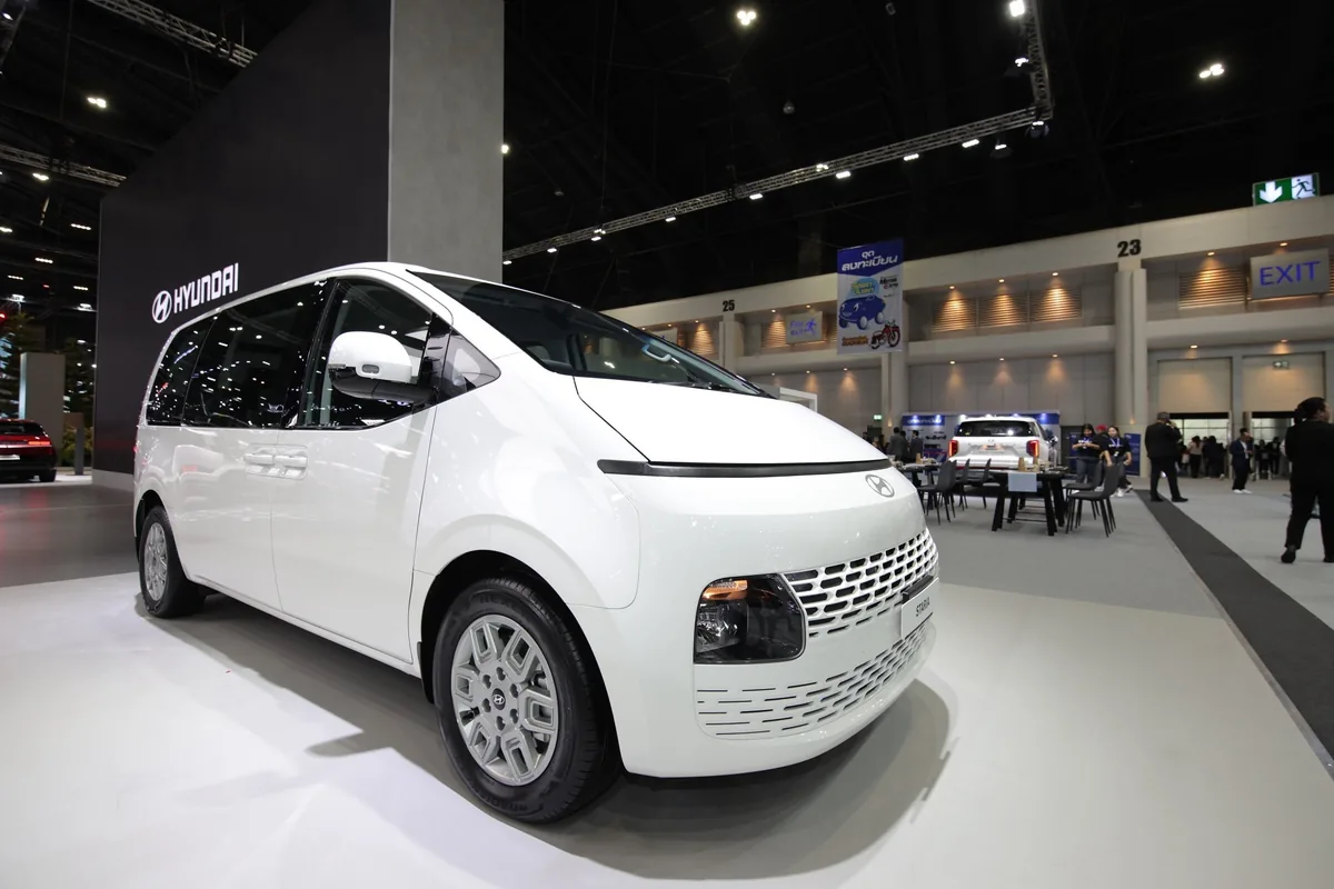 Hyundai STARIA Essence Hyundai STARIA Essence สีขาว จัดแสดงในมุมด้านหน้าสามส่วน
