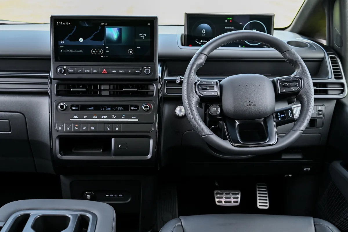 แผงคอนโซล Hyundai STARIA Hybrid แผงคอนโซลหน้า Hyundai STARIA Hybrid พร้อมพวงมาลัยและหน้าจอแสดงผล