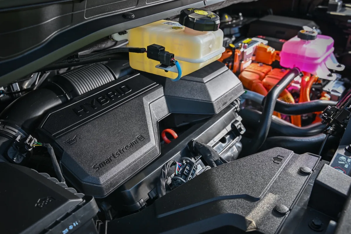 ห้องเครื่อง Hyundai STARIA Hybrid ห้องเครื่อง Hyundai STARIA Hybrid พร้อมฝาครอบระบบ Hybrid และอุปกรณ์ภายในห้องเครื่อง