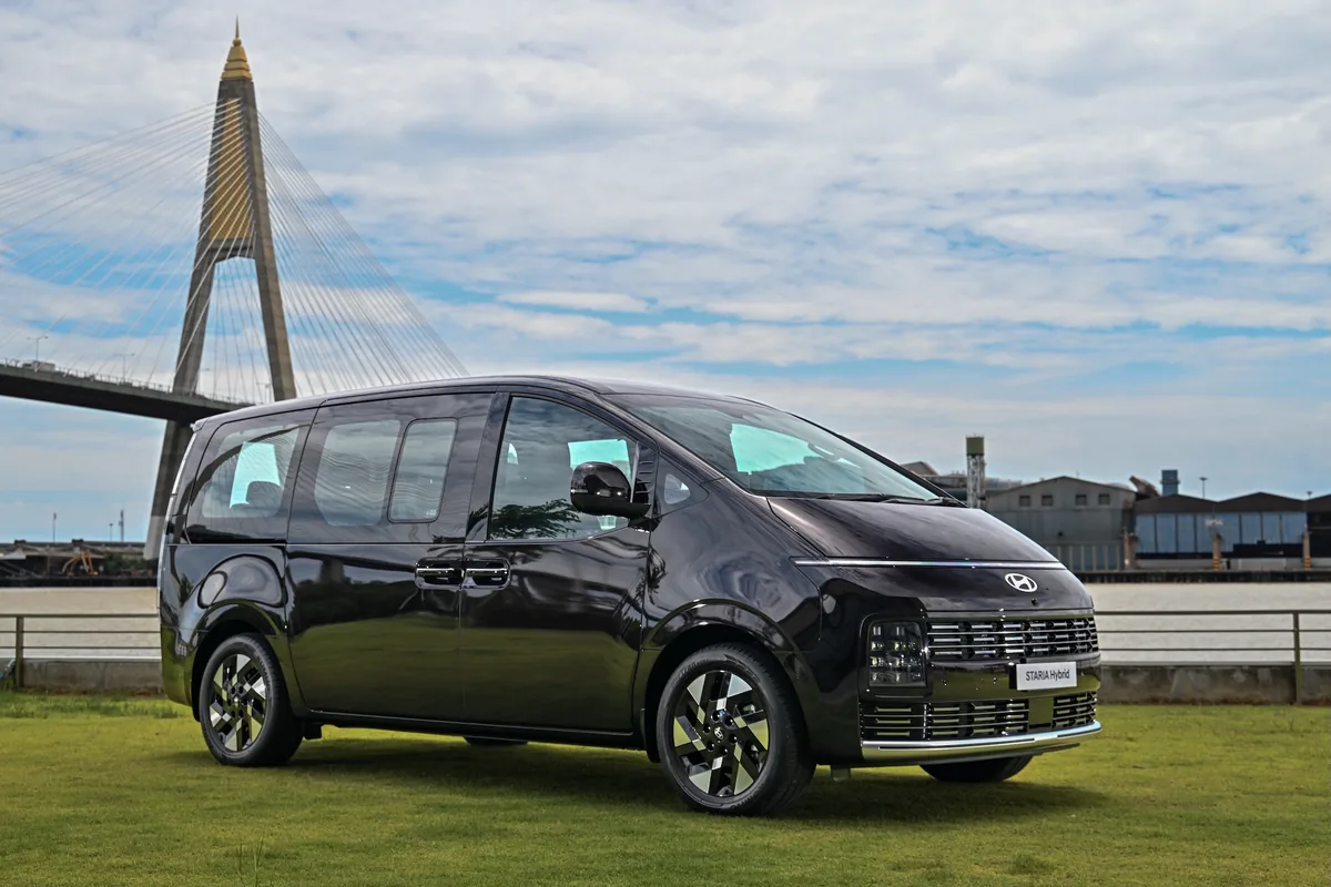 Hyundai STARIA Hybrid มุมด้านหน้า Hyundai STARIA Hybrid สีดำ มุมด้านหน้าแบบสามส่วนสี่