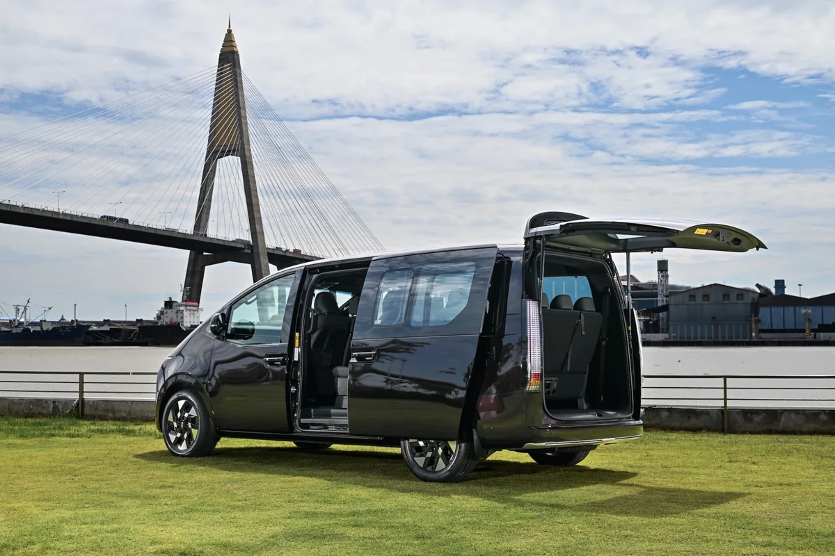 Hyundai STARIA Hybrid เปิดประตูสไลด์และประตูท้าย Hyundai STARIA Hybrid สีดำ เปิดประตูสไลด์และประตูท้ายให้เห็นทางเข้าห้องโดยสาร