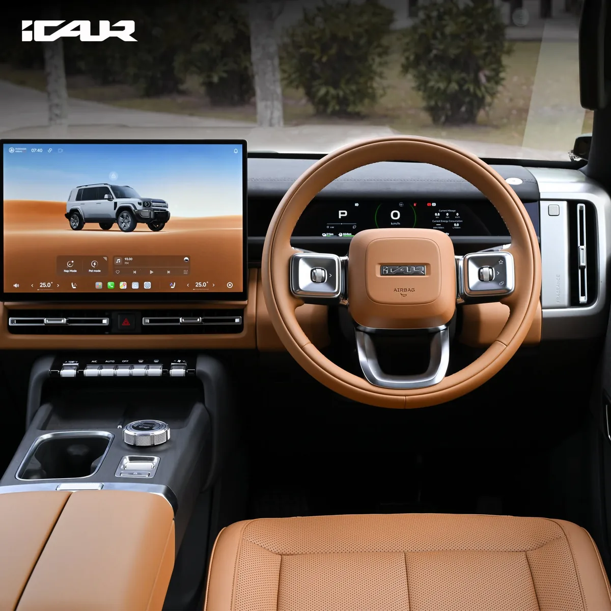 ภายใน iCAUR V27 REEV - Oak Brown ห้องโดยสาร iCAUR V27 REEV โทนสีน้ำตาล พร้อมพวงมาลัย จอแสดงผล และคอนโซลกลาง