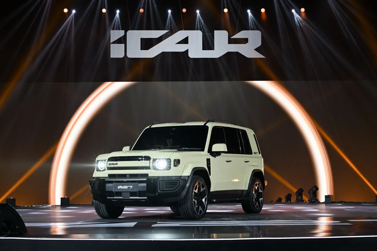 iCAUR V27 REEV มุมหน้า 3/4 iCAUR V27 REEV มุมด้านหน้าแบบสามส่วนสี่บนเวทีเปิดตัว พร้อมโลโก้ iCAUR