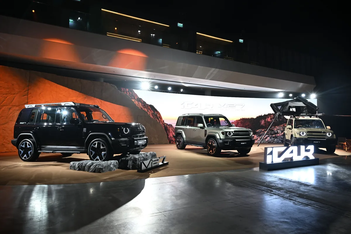 iCAUR V27 REEV จัดแสดงสามคัน iCAUR V27 REEV สามคันจัดแสดงภายในงานเปิดตัว พร้อมฉากแบรนด์ iCAUR และ V27
