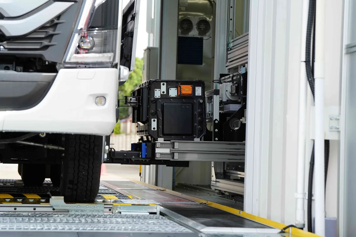 ชุดแบตเตอรี่ Isuzu ELF EV ในระบบสับเปลี่ยน ชุดแบตเตอรี่ของ Isuzu ELF EV บนระบบรางของสถานีสับเปลี่ยนแบตเตอรี่