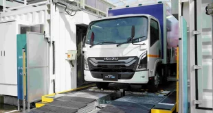 Isuzu ELF EV มุมด้านหน้า ขณะอยู่ภายในสถานีสับเปลี่ยนแบตเตอรี่