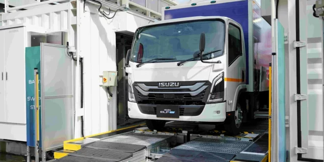 Isuzu ELF EV มุมด้านหน้า ขณะอยู่ภายในสถานีสับเปลี่ยนแบตเตอรี่