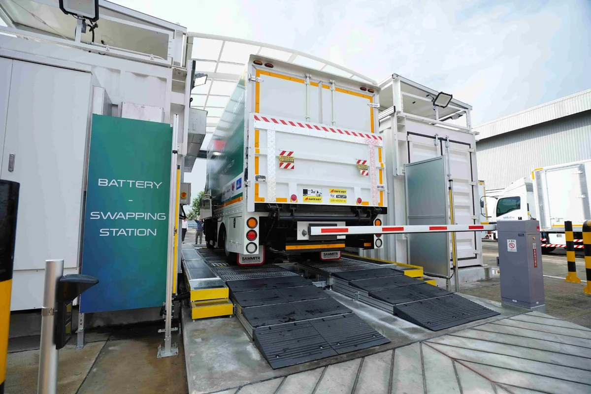 Isuzu ELF EV ภายในสถานี Battery Swapping มุมด้านหลัง Isuzu ELF EV มุมด้านหลัง ขณะอยู่ภายในสถานีสับเปลี่ยนแบตเตอรี่
