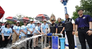 คณะผู้ร่วมกิจกรรมเปิดระบบน้ำบาดาลของโครงการอีซูซุให้น้ำ...เพื่อชีวิต