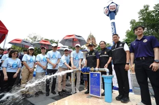 คณะผู้ร่วมกิจกรรมเปิดระบบน้ำบาดาลของโครงการอีซูซุให้น้ำ...เพื่อชีวิต