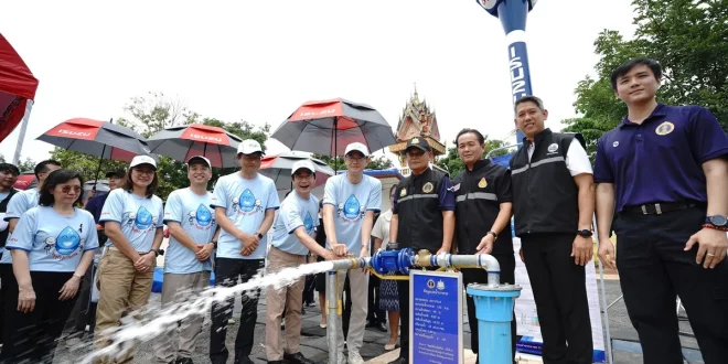 คณะผู้ร่วมกิจกรรมเปิดระบบน้ำบาดาลของโครงการอีซูซุให้น้ำ...เพื่อชีวิต