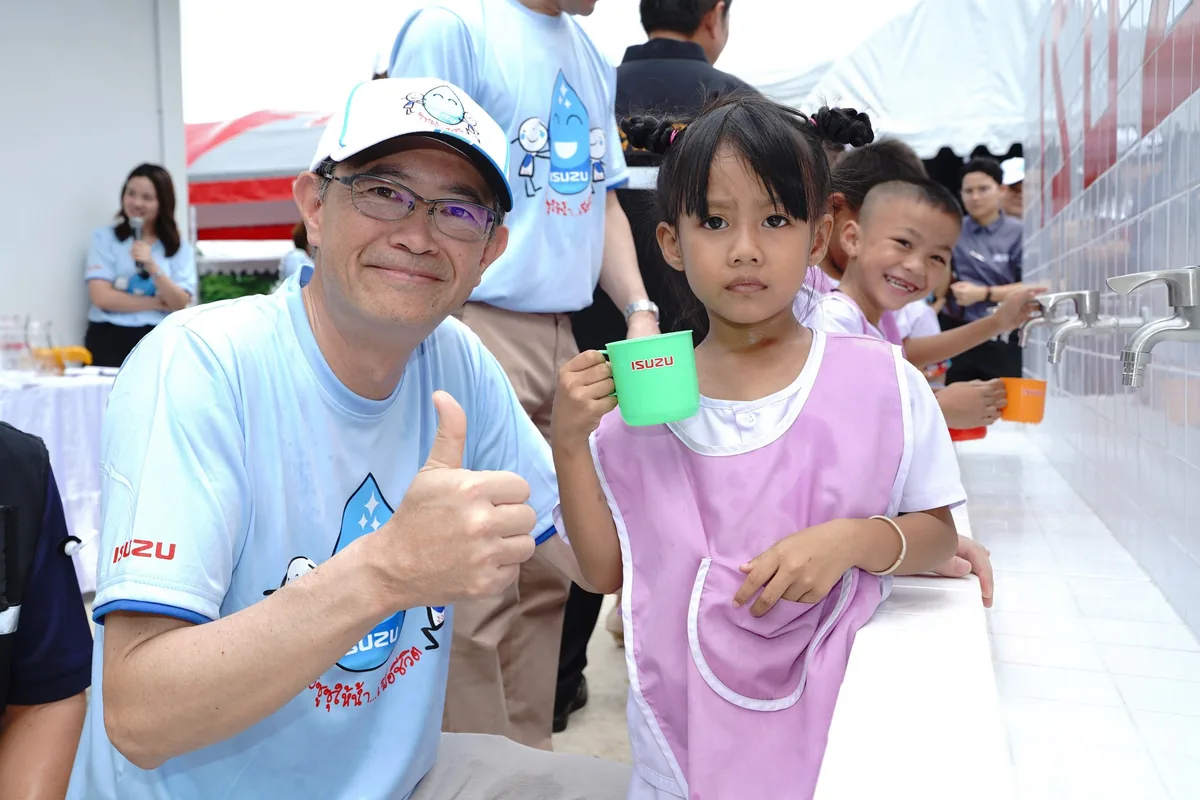 นักเรียนกับจุดบริการน้ำดื่ม ผู้แทนอีซูซุถ่ายภาพร่วมกับนักเรียนบริเวณจุดบริการน้ำดื่ม
