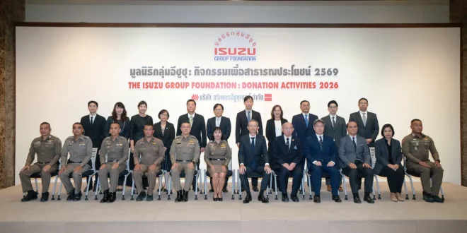 ผู้แทนมูลนิธิกลุ่มอีซูซุและผู้เกี่ยวข้องร่วมถ่ายภาพการสนับสนุนกองทุนวิจัยวิศวกรรมศาสตร์จุฬาฯ–อีซูซุ มูลค่า 400,000 บาท