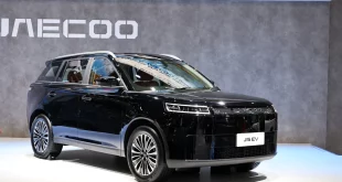 JAECOO J5 EV สีดำ จัดแสดงบนเวทีในมุมหน้าเฉียง