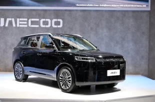 JAECOO J5 EV สีดำ จัดแสดงบนเวทีในมุมหน้าเฉียง